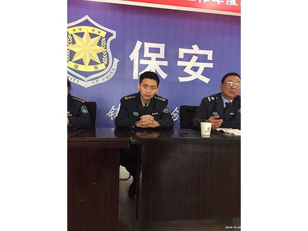 新當(dāng)選的工會委員、公司副總經(jīng)理姚毅在主席臺上