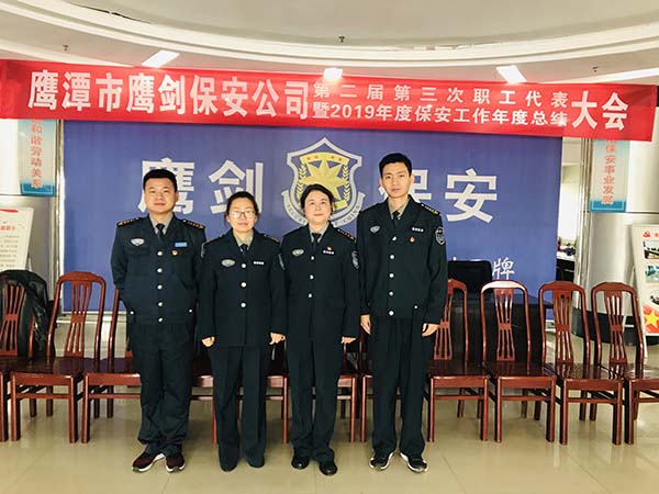 工會主席徐玉英、女工委主任王婷與新當(dāng)選的工會委員合影