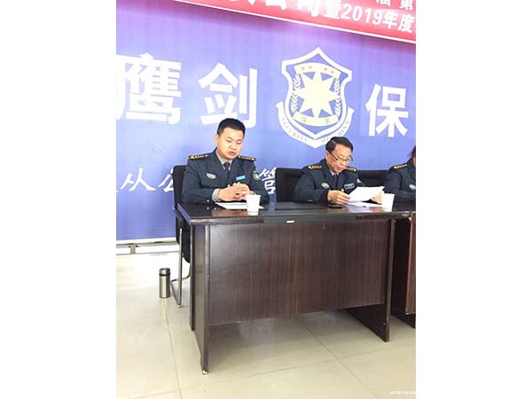 新當(dāng)選的工會委員、公司副總經(jīng)理李丹在主席臺上